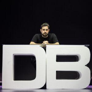 Diogo Batáguas Instagram - Estava borradito, mas diverti-me bem.

Lisboa já foi. Dias 7 e 8 de Abril o Relatório DB termina no Porto.
(restinho de bilhetes no link)

Atenção aos spoilers do estilo "a melhor parte foi quando a Luana e o Sandro deram um linguadão".

Aliás, convido todos os que foram ao Campo Pequeno (e aos que não foram) a inventar uma cena incrível que "aconteceu mesmo" para dar fake spoilers a quem for assistir na Super Bock Arena.

Obrigado a quem lá deu um salto no fim de semana. Eu curti. 

@macedo mestre da foto