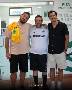 Diogo Batáguas Instagram - Queres ver que fui um castor? E defendi penáltis em Alcochete? E despachei bifanas especiais para os adeptos?

É possível. Peguei na @luanadobem e fomos a todo o lado.

36 clubes. Duas divisões. Só mesmo para garantir que fica tudo a postos para o arranque das ligas profissionais.

🗓️ Estreia Hoje
⌚ 20:30, SPORT.TV 
🔜 YouTube, Amanhã às 15h