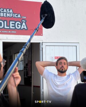 Diogo Batáguas Instagram - Queres ver que fui um castor? E defendi penáltis em Alcochete? E despachei bifanas especiais para os adeptos?

É possível. Peguei na @luanadobem e fomos a todo o lado.

36 clubes. Duas divisões. Só mesmo para garantir que fica tudo a postos para o arranque das ligas profissionais.

🗓️ Estreia Hoje
⌚ 20:30, SPORT.TV 
🔜 YouTube, Amanhã às 15h