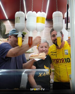 Diogo Batáguas Instagram - Queres ver que fui um castor? E defendi penáltis em Alcochete? E despachei bifanas especiais para os adeptos?

É possível. Peguei na @luanadobem e fomos a todo o lado.

36 clubes. Duas divisões. Só mesmo para garantir que fica tudo a postos para o arranque das ligas profissionais.

🗓️ Estreia Hoje
⌚ 20:30, SPORT.TV 
🔜 YouTube, Amanhã às 15h
