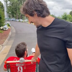 Diogo Batáguas Instagram - Queres ver que fui um castor? E defendi penáltis em Alcochete? E despachei bifanas especiais para os adeptos?

É possível. Peguei na @luanadobem e fomos a todo o lado.

36 clubes. Duas divisões. Só mesmo para garantir que fica tudo a postos para o arranque das ligas profissionais.

🗓️ Estreia Hoje
⌚ 20:30, SPORT.TV 
🔜 YouTube, Amanhã às 15h