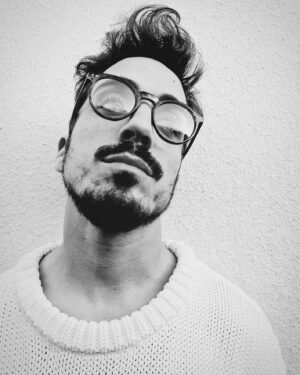 Diogo Martins Instagram - Cara de quem está há uma semana à espera do próximo episódio da série mais linda de todo o sempre 😍 @atequeavidanossepare 
Tudo a sintonizar na @rtppt 🤓 
Quem é que nos está a acompanhar desse lado?🙋‍♂️