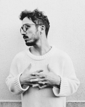 Diogo Martins Instagram - Cara de quem está há uma semana à espera do próximo episódio da série mais linda de todo o sempre 😍 @atequeavidanossepare 
Tudo a sintonizar na @rtppt 🤓 
Quem é que nos está a acompanhar desse lado?🙋‍♂️