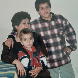 Diogo Martins Instagram - Hoje trocava tudo para voltar.. Aqui, a este dia que nenhuma recordação me trás, mas que não me apaga da memória o conforto que sentia todo o tempo em ter te comigo. Ainda hoje sinto isso.. os teus braços a proteger me como se vê na foto e os teus beijos a inundarem-me de amor que nunca conheci igual. Era mesmo tão bom e eu nem sabia a falta que me ia fazer. A merda é que já não te tenho mais e hoje era só isso que pedia.. Que estivesses ao meu lado a desempenhar essa função que tão bem fizeste para que tudo voltasse a ganhar sentido outra vez. 
Parecia chateado na foto não é? Exatamente como estou agora por saber que a sorte que tinha acabou.. Destrói-me ter tanto para te dizer e mostrar e tu já não estás.. Foi rápido.. Mas também fui um sortudo do caraças por não te ter escolhido e teres sido tu a minha mãe !
Sempre que este dia voltar a chegar, o único presente que quero receber é ter-te de volta ❤️
Amo-te para sempre mami ✨