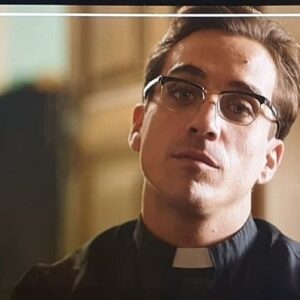 Diogo Martins Instagram - Sentado na geleira a guardar o 🍾 para brindar ao fim de "A traição do padre Martinho" ❤
Foram duas semanas que agradeço, aprendi e partilhei, conheci uma equipa maravilhosa feita de boa gente e tive mais um desafio pela frente com uma responsabilidade maior. 

Obrigado à @ukbarfilmes e @rtppt pela oportunidade que me deram de protagonizar um dos telefilmes do @contadopormulheres 🙏🏼

Estou grato pela ajuda que tive de toda a equipa, foram todos fundamentais, mas tenho obviamente de referir a @anacunha__ por ter acreditado em mim, a nossa realizadora que é feita de garra e vontade.. com ela fiquei ainda mais empolgado por continuar a fazer mais e mostrou me a paixão que devemos ter sempre presente em cada dia de trabalho que temos quando fazemos aquilo que amamos. Que lição que me deu com o brilho dos seus olhos permanente por estar a fazer o que tanto gosta e com o seu talento que é infinito 🥰
 
A foto é do grande @studiofaya 🤘🏻
@krakow_film_klaster 
@covilha_municipio 
@carrelosquad 

#ukbarfilmes
#rtp
#atraicaodopadremartinho
#anacunha
#bernardosantareno
#covilhã
#covilhamunicipio