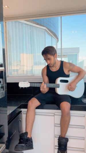 Diogo Melim Instagram - posso contratar né? haha @nandacaroll @paamemily