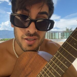 Diogo Melim Instagram - QUAL O MOOD DO TEU DOMINGAO?
1- apê
2- peça felicidade 
3- era pra ser outra canção feliz
4- uma lua