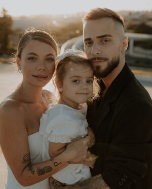 Diogo Piçarra Instagram - “Eu sei que nada é como começa
Mas sei que fiz a escolha certa” ✨
10 anos juntos, de amor, lágrimas mas muita alegria. As nossas bodas de Milagre. Amo-te meu amor ❤️
