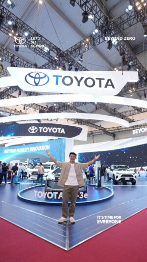 Dion Wiyoko Instagram - Guys, udah pada ke GIIAS 2024 belom?

Ini keseruan gw kemarin waktu ke GIIAS booth Toyota di Hall 5, ICE BSD. @Toyotaid ngga pernah main-main kalau soal inovasi, dibuktiin dari line-up produk yang canggih dan semakin ramah lingkungan, dan terobosan baru yang bikin kita makin mudah berbuat baik bagi bumi lewat Toyota Mobile Waste Station dan aplikasi It’s Time for Everyone to Switch!

Kalian harus datang dan rasakan sendiri keseruannya Guys! Dan jangan lupa buat gabung dengan gerakan It’s Time for Everyone untuk masa depan yang lebih baik.

#ItsTimeforEveryone #ToyotaID #ToyotaGIIAS2024