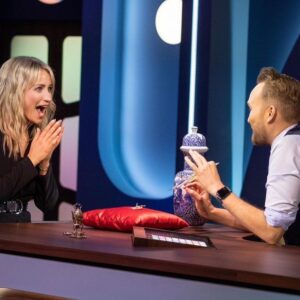 Dionne Stax Instagram - Wanneer je hoort dat een ‘scharniertje’ waaraan je vrolijk hebt lopen frunniken de eerste microscoop van Antoni van Leeuwenhoek blijkt te zijn met een verzekeringswaarde van een half miljoen euro. Ook goeiesmorgens 🤪 @deavondshowmetarjenlubach #gezelligpratenoveronsfavorieteprogramma #vanonschatbarewaarde #13februarioptv

Foto: @d.cenzer
Make-up: @selkehairandmakeup 
Styling: @hannasuurlandstyling