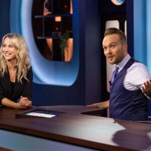Dionne Stax Instagram - Wanneer je hoort dat een ‘scharniertje’ waaraan je vrolijk hebt lopen frunniken de eerste microscoop van Antoni van Leeuwenhoek blijkt te zijn met een verzekeringswaarde van een half miljoen euro. Ook goeiesmorgens 🤪 @deavondshowmetarjenlubach #gezelligpratenoveronsfavorieteprogramma #vanonschatbarewaarde #13februarioptv

Foto: @d.cenzer
Make-up: @selkehairandmakeup 
Styling: @hannasuurlandstyling