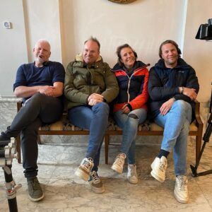 Dionne Stax Instagram - Een ‘behind the scenes’ van alweer het zevende(!) seizoen Van Onschatbare Waarde, dat VANAVOND om 21.05 op NPO1 begint! Kijken jullie? ⬇️

1. De experts, met dit jaar 2 nieuwe gezichten: de broers Roeland en Sebastiaan
2. Bloemetjesgordijn
3. Team ❤️ 
4. Stilleven van de ‘objectkamer’, waar experts de verkoper ontmoeten en we na de verkoop nog even napraten
5. Regisseur Dolf is het niet eens met wat ik zojuist heb verteld
6. Inspreken met m’n te gekke eindredacteur Marlies
7. Babbelen met de verkopers
8. Shot van een shot 
9. Juul en Bernhard saying hi
10. Vanavond dus om 21.05 @omroepmax_ op NPO1