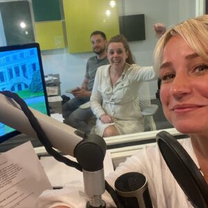 Dionne Stax Instagram - Een ‘behind the scenes’ van alweer het zevende(!) seizoen Van Onschatbare Waarde, dat VANAVOND om 21.05 op NPO1 begint! Kijken jullie? ⬇️

1. De experts, met dit jaar 2 nieuwe gezichten: de broers Roeland en Sebastiaan
2. Bloemetjesgordijn
3. Team ❤️ 
4. Stilleven van de ‘objectkamer’, waar experts de verkoper ontmoeten en we na de verkoop nog even napraten
5. Regisseur Dolf is het niet eens met wat ik zojuist heb verteld
6. Inspreken met m’n te gekke eindredacteur Marlies
7. Babbelen met de verkopers
8. Shot van een shot 
9. Juul en Bernhard saying hi
10. Vanavond dus om 21.05 @omroepmax_ op NPO1