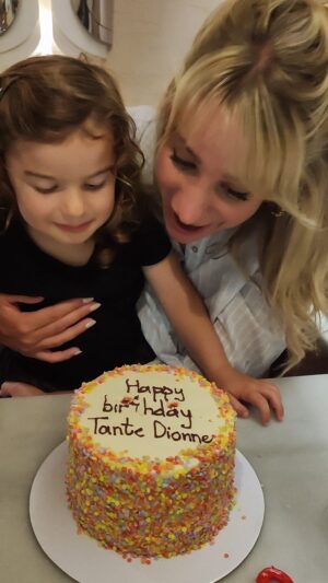 Dionne Stax Instagram - De dag beginnen met roze donuts en eindigen met een regenboogtaart. Dan weet je dat je jarig bent. Dank voor alle lieve berichten en felicitaties! 🙏🏽🤍

Partyplanner: nichtje Mia