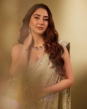 Disha Parmar Instagram - Took a Village to look like this! ♥️😻

The Village -
Saree @dlmayaofficial
Jewellery @tanishqjewellery 
@konnecting.in
Styled by @stylingbyvictor @sohail__mughal___
Clutch @oceana_clutches 
Footwear @stilista.in
Styling team @sanzimehta777
Makeup @dishisanghvii
Assisted by @sarahsayedd16
Hair by @hairbyzeba 
Clicked by @theguywithacanon