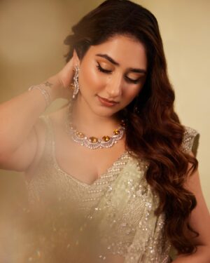 Disha Parmar Instagram - Took a Village to look like this! ♥️😻

The Village -
Saree @dlmayaofficial
Jewellery @tanishqjewellery 
@konnecting.in
Styled by @stylingbyvictor @sohail__mughal___
Clutch @oceana_clutches 
Footwear @stilista.in
Styling team @sanzimehta777
Makeup @dishisanghvii
Assisted by @sarahsayedd16
Hair by @hairbyzeba 
Clicked by @theguywithacanon