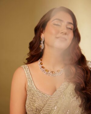Disha Parmar Instagram - Took a Village to look like this! ♥️😻

The Village -
Saree @dlmayaofficial
Jewellery @tanishqjewellery 
@konnecting.in
Styled by @stylingbyvictor @sohail__mughal___
Clutch @oceana_clutches 
Footwear @stilista.in
Styling team @sanzimehta777
Makeup @dishisanghvii
Assisted by @sarahsayedd16
Hair by @hairbyzeba 
Clicked by @theguywithacanon