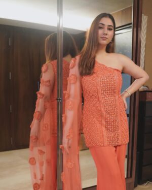 Disha Parmar Instagram - About Last Night 💥 

.
.
Styledby- @stylebyriyajain
Outfit- @kanchikhuranacouture
Assisted by- @aparnnadw_
📸 - @iam_rajinamdar