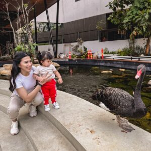 Dita Fakhrana Instagram - 👧🏻 : mah , aku pengen elus angsa
👩🏻 : Jangan ya dek ya 🫠