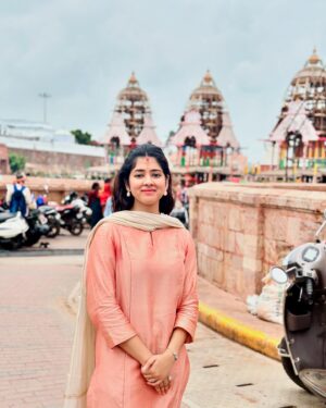 Ditipriya Roy Instagram - ।। জগন্নাথ দর্শন ।। 🙏🏻❤️
.
.
.
.
.
.
.
.
.
.
 
. 📷 মা 
.
.
.
.
. #friday #puri #purijagannath #birthday #special #birthdaymonth #family #trip #roadtrip #positivity #happiness #love #peace #bengali #girl #puja #photo #beach #ethnic #instagood #instafashion #instalove #instadaily #instalike