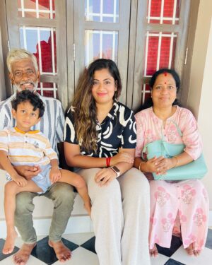 Divya Bharathi Vetrivel Instagram - Happy birthday appa @vetrivelshivakolundu ❤️