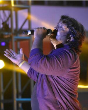 Divya Kumar Instagram - @aslidivyakumar live at @miteedu - say goodbye to your Monday blues! These pics show the pure joy of the night! Were you there? Share your experience in the comments!

[Singers, concert, college show, entertainment]

#tmtm #tmexclusive #tmtalentmanagement #divyakumar #divyakumarlive #sentai2024 #mite #mangalore #liveperformance #dance #hindimusic #bollywood #explore