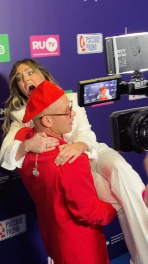 Dmitriy Fomin Instagram - Журналисты  диктуеют свои правила перед камерой, вездесущий @pilyaginzhara неминуемо подзуживает. Очаровательная и безбашенная @chikovanivita составила мне компанию не только на красной дорожке, где я тоже в красном, но и на сцене, благодаря чему у нас родился ярки мэшап-дуэт. «Чика на работе!» Скучаю, моя Чиканэ! Но сегодня будет повод увидеться в эфире еще раз!

Сегодня в 22:00 смотрите концерт на @ntvru 
«Звезды хайпа» @russkoe_radio фестиваль «БЕЛЫЕ НОЧИ» 🎬

Мяу…. Мяу-Мяу… если вы понимаете, о чем я 😹

Мой образ 🕺🏻

Стиль @dariazo 
Костюм @rokoko.brand 
Кроссовки @hoverover.msk
Кепка @fammoscow