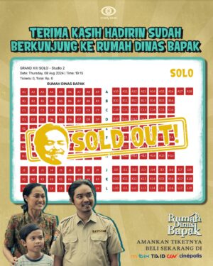 Dodit Mulyanto Instagram - ini ibukku, buk minta doa restu semoga penonton mencapai 1 jt. nanti minta apa bisikin aja semoga kisah kita menginspirasi dan menghibur nggeh. Jangan nelongso kelingan bapak, bapak pasti bangga.
@rumahdinasbapak 
#RumahDinasBapak #FilmRumahDinasBapak #Blitar #KisahNyata