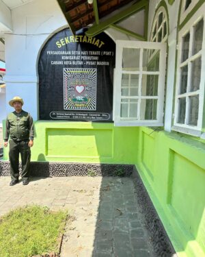 Dodit Mulyanto Instagram - Ini aku Sudah sampai di KPH Blitar, ini kantornya Pak Djoko ayah Dodit. Yuk ketemu nanti sore Di CGV Blitar Town Square. Monggo Sederek sedoyo 🙏.