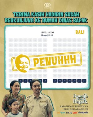 Dodit Mulyanto Instagram - ini ibukku, buk minta doa restu semoga penonton mencapai 1 jt. nanti minta apa bisikin aja semoga kisah kita menginspirasi dan menghibur nggeh. Jangan nelongso kelingan bapak, bapak pasti bangga.
@rumahdinasbapak 
#RumahDinasBapak #FilmRumahDinasBapak #Blitar #KisahNyata