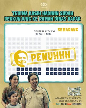Dodit Mulyanto Instagram - ini ibukku, buk minta doa restu semoga penonton mencapai 1 jt. nanti minta apa bisikin aja semoga kisah kita menginspirasi dan menghibur nggeh. Jangan nelongso kelingan bapak, bapak pasti bangga.
@rumahdinasbapak 
#RumahDinasBapak #FilmRumahDinasBapak #Blitar #KisahNyata