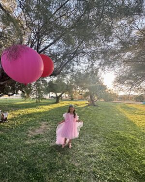 Doğa Rutkay Instagram - Çoluklu çocuklu, eşle dostla geçen güzel günler, birlikte kutladığımız evlatların yeni yaş günleri🐚🍒🧡.
Çocukluğumu hatırladığımda hala yaz günlerinden aklıma gelen güzel kareler, dilerim evlatlarımızın zihinlerinde de mutlu mutlu izler bıraksın🙏🏼
“Çok  kalabalık bir gruptu annemler babamlar , habire konuşurlardı, arada yüksek sesler çıkardı birden kahkahalara dönüşürdü, bu yetişkinler çok garip , birbirlerine sarılıp seni seviyorum, iyi ki varsın, önce sağlık , çocuklarımız mutlu olsun,hiç halim kalmadı dondurmacıya filan der dururlardı”
Muhtemelen bizi böyle hatırlayacaklar ekip!
İyi ki beraberdik!
Curcunalı nice günlerimize 🙌🏼
🌷🌙🫀💘🙌🏼💫💛🐚🦋🪬🪸🥰
@devrimcanigulec 
@cedricedo 
@yosunsamli 
@safa_haktanir 
@yunusserit 
@elifcanigulectekin 
@cansukurtcuofficial 
@fettahcan