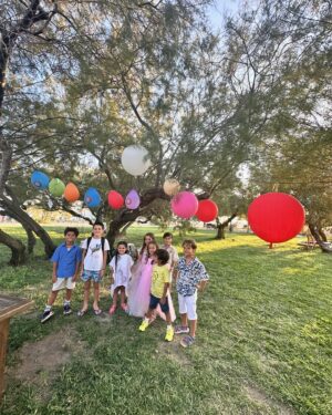 Doğa Rutkay Instagram - Çoluklu çocuklu, eşle dostla geçen güzel günler, birlikte kutladığımız evlatların yeni yaş günleri🐚🍒🧡.
Çocukluğumu hatırladığımda hala yaz günlerinden aklıma gelen güzel kareler, dilerim evlatlarımızın zihinlerinde de mutlu mutlu izler bıraksın🙏🏼
“Çok  kalabalık bir gruptu annemler babamlar , habire konuşurlardı, arada yüksek sesler çıkardı birden kahkahalara dönüşürdü, bu yetişkinler çok garip , birbirlerine sarılıp seni seviyorum, iyi ki varsın, önce sağlık , çocuklarımız mutlu olsun,hiç halim kalmadı dondurmacıya filan der dururlardı”
Muhtemelen bizi böyle hatırlayacaklar ekip!
İyi ki beraberdik!
Curcunalı nice günlerimize 🙌🏼
🌷🌙🫀💘🙌🏼💫💛🐚🦋🪬🪸🥰
@devrimcanigulec 
@cedricedo 
@yosunsamli 
@safa_haktanir 
@yunusserit 
@elifcanigulectekin 
@cansukurtcuofficial 
@fettahcan