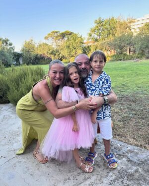 Doğa Rutkay Instagram - Çoluklu çocuklu, eşle dostla geçen güzel günler, birlikte kutladığımız evlatların yeni yaş günleri🐚🍒🧡.
Çocukluğumu hatırladığımda hala yaz günlerinden aklıma gelen güzel kareler, dilerim evlatlarımızın zihinlerinde de mutlu mutlu izler bıraksın🙏🏼
“Çok  kalabalık bir gruptu annemler babamlar , habire konuşurlardı, arada yüksek sesler çıkardı birden kahkahalara dönüşürdü, bu yetişkinler çok garip , birbirlerine sarılıp seni seviyorum, iyi ki varsın, önce sağlık , çocuklarımız mutlu olsun,hiç halim kalmadı dondurmacıya filan der dururlardı”
Muhtemelen bizi böyle hatırlayacaklar ekip!
İyi ki beraberdik!
Curcunalı nice günlerimize 🙌🏼
🌷🌙🫀💘🙌🏼💫💛🐚🦋🪬🪸🥰
@devrimcanigulec 
@cedricedo 
@yosunsamli 
@safa_haktanir 
@yunusserit 
@elifcanigulectekin 
@cansukurtcuofficial 
@fettahcan