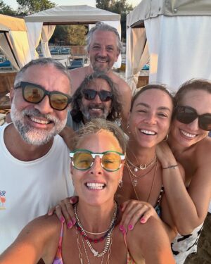 Doğa Rutkay Instagram - Çoluklu çocuklu, eşle dostla geçen güzel günler, birlikte kutladığımız evlatların yeni yaş günleri🐚🍒🧡.
Çocukluğumu hatırladığımda hala yaz günlerinden aklıma gelen güzel kareler, dilerim evlatlarımızın zihinlerinde de mutlu mutlu izler bıraksın🙏🏼
“Çok  kalabalık bir gruptu annemler babamlar , habire konuşurlardı, arada yüksek sesler çıkardı birden kahkahalara dönüşürdü, bu yetişkinler çok garip , birbirlerine sarılıp seni seviyorum, iyi ki varsın, önce sağlık , çocuklarımız mutlu olsun,hiç halim kalmadı dondurmacıya filan der dururlardı”
Muhtemelen bizi böyle hatırlayacaklar ekip!
İyi ki beraberdik!
Curcunalı nice günlerimize 🙌🏼
🌷🌙🫀💘🙌🏼💫💛🐚🦋🪬🪸🥰
@devrimcanigulec 
@cedricedo 
@yosunsamli 
@safa_haktanir 
@yunusserit 
@elifcanigulectekin 
@cansukurtcuofficial 
@fettahcan