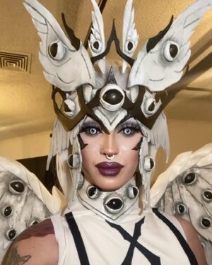 Dollya Black Instagram - 👁️👁️👁️Be not afraid 👁️👁️👁️
Headpiece Design: @especimengris 
Headpiece construction: Me Costume: Me
Wings: @lamurflowerswings painted by Me