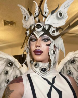 Dollya Black Instagram - 👁️👁️👁️Be not afraid 👁️👁️👁️
Headpiece Design: @especimengris 
Headpiece construction: Me Costume: Me
Wings: @lamurflowerswings painted by Me