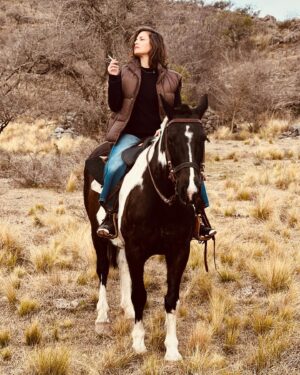 Dolores Fonzi Instagram - Con El Mancha, el caballo actor de “Los Delincuentes”, visitando a Kika. ❤️