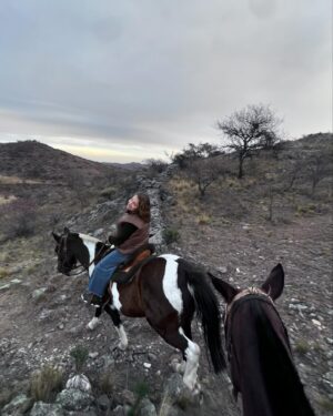 Dolores Fonzi Instagram - Con El Mancha, el caballo actor de “Los Delincuentes”, visitando a Kika. ❤️