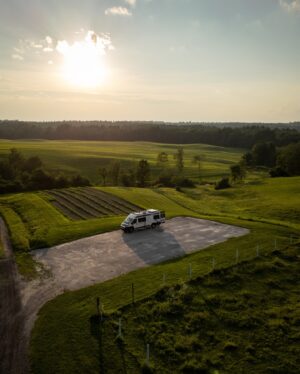 Dominic Arpin Instagram - Même si j’ai tourné trois saisons de Van Aventure et écrit un livre complet sur le sujet, j’ai l’impression de retomber en amour avec la vanlife chaque fois que je repars sur la route. Comme un couple qui continue d’enrichir et d’approfondir sa relation au fil des ans. 

C’est justement avec ma blonde que j’ai passé les deux dernières semaines dans le Maine à bord de notre @sherbeevan. Un voyage fabuleux qui a consolidé notre désir de voyager ensemble à travers l’Amérique au cours des prochaines années. 

Je reviens avec une carte mémoire remplie de photos et un carnet bourrés d’anecdotes.

Pendant que je fais le tri dans tout ça, voici quelques-uns des moments forts de ce roadtrip au pays du homard et des plages de sable blanc!

-Se stationner directement sur la rue qui borde l’océan à York et déjeuner en regardant les surfeurs rider les vagues. Home is where you park it, indeed!

-Dormir en respirant la brise de l’océan par la fenêtre de la van.

-Profiter des spots incroyables trouvés sur Harvest Host. Comme la fois où on a garé la Sherbee au milieu des pâturages de la ferme Martin’s Place de Gorham. En prime, être invité au tournoi de corn hole de nos hôtes.

-Rouler à travers les étroites rues d’un village de pêcheurs pour découvrir le port par un matin brumeux.

-Décider des repas du jour en fonction des petits marchés croisés sur notre route.

-Improviser un 5 à 7 vin et fromages dans le stationnement d’un phare particulièrement joli.

-Entendre le martèlement de la pluie sur le toit de la van alors qu’un orage se déchaine à l’extérieur.

-Prendre une douche après une journée à la plage ou une sortie de course à pied.

-Jaser avec des passants qui sont intrigués par la van et veulent y jeter un oeil. 

-Réussir à se garer dans le centre-ville de Boston pour profiter d’une nuit à l’hôtel et se payer un bon resto.

-Confirmer qu’investir dans Sherbee a été l’une des meilleures décisions de ma vie! 😁