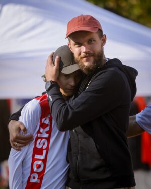 Dominic Arpin Instagram - Déjà 30 heures que le championnat du monde de Backyard a été lancé au Tennessee. Les participants viennent de franchir la barre des 200 kilomètres courus. Ça commence à grimacer fort et 14 athlètes sur 75 ont jeté la serviette jusqu’à maintenant. Le seul Québécois en lice Éric Deshaies se porte bien malgré une douleur à la jambe qui l’ennuie.

Le légendaire « Laz » est de chaque départ, ce qui donne un boost incroyable à tout le monde.

Une affiche conçue par son équipe résume bien l’aspect hors-norme de cette course:
There is NO finish
There is NO end
Just keep running 
You probably won’t win!

Je me pince d’être ici pour Les Crinqués!!!