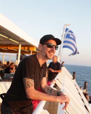 Dominic Arpin Instagram - Après 9h de vol, un décalage horaire de 7h et 10h30 de ferry, on arrive enfin à Kalymnos! Complètement sonné mais émerveillé par la mer Égée! Cette lumière!!! 🧡🇬🇷

#lescrinques