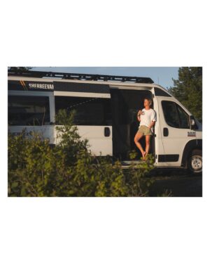 Dominic Arpin Instagram - Même si j’ai tourné trois saisons de Van Aventure et écrit un livre complet sur le sujet, j’ai l’impression de retomber en amour avec la vanlife chaque fois que je repars sur la route. Comme un couple qui continue d’enrichir et d’approfondir sa relation au fil des ans. 

C’est justement avec ma blonde que j’ai passé les deux dernières semaines dans le Maine à bord de notre @sherbeevan. Un voyage fabuleux qui a consolidé notre désir de voyager ensemble à travers l’Amérique au cours des prochaines années. 

Je reviens avec une carte mémoire remplie de photos et un carnet bourrés d’anecdotes.

Pendant que je fais le tri dans tout ça, voici quelques-uns des moments forts de ce roadtrip au pays du homard et des plages de sable blanc!

-Se stationner directement sur la rue qui borde l’océan à York et déjeuner en regardant les surfeurs rider les vagues. Home is where you park it, indeed!

-Dormir en respirant la brise de l’océan par la fenêtre de la van.

-Profiter des spots incroyables trouvés sur Harvest Host. Comme la fois où on a garé la Sherbee au milieu des pâturages de la ferme Martin’s Place de Gorham. En prime, être invité au tournoi de corn hole de nos hôtes.

-Rouler à travers les étroites rues d’un village de pêcheurs pour découvrir le port par un matin brumeux.

-Décider des repas du jour en fonction des petits marchés croisés sur notre route.

-Improviser un 5 à 7 vin et fromages dans le stationnement d’un phare particulièrement joli.

-Entendre le martèlement de la pluie sur le toit de la van alors qu’un orage se déchaine à l’extérieur.

-Prendre une douche après une journée à la plage ou une sortie de course à pied.

-Jaser avec des passants qui sont intrigués par la van et veulent y jeter un oeil. 

-Réussir à se garer dans le centre-ville de Boston pour profiter d’une nuit à l’hôtel et se payer un bon resto.

-Confirmer qu’investir dans Sherbee a été l’une des meilleures décisions de ma vie! 😁