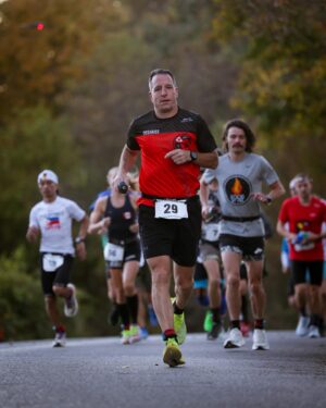 Dominic Arpin Instagram - Déjà 30 heures que le championnat du monde de Backyard a été lancé au Tennessee. Les participants viennent de franchir la barre des 200 kilomètres courus. Ça commence à grimacer fort et 14 athlètes sur 75 ont jeté la serviette jusqu’à maintenant. Le seul Québécois en lice Éric Deshaies se porte bien malgré une douleur à la jambe qui l’ennuie.

Le légendaire « Laz » est de chaque départ, ce qui donne un boost incroyable à tout le monde.

Une affiche conçue par son équipe résume bien l’aspect hors-norme de cette course:
There is NO finish
There is NO end
Just keep running 
You probably won’t win!

Je me pince d’être ici pour Les Crinqués!!!