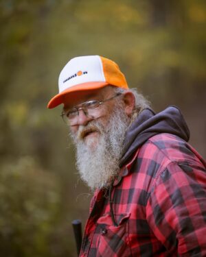 Dominic Arpin Instagram - Comme bien d’autres coureurs de trail, j’ai découvert Gary « Lazarus Lake » Cantrell sur YouTube, dans le documentaire viral Where Dreams Go To Die.

Avec sa barbe hirsute, sa veste de chasse et ses cigarettes qu’il fume à la chaîne, cet excentrique organisateur de courses d’endurance est devenu une véritable légende dans la communauté. 

Celui que l’on surnomme « the mad scientist » est passé maître dans l’art d’inventer des courses hors normes considérées comme les plus difficiles au monde.

Inutile d’ajouter que je suis un grand fan du personnage!

C’est donc excité comme un Swiftie qui assiste à son premier show de Taylor que j’ai eu la chance de le rencontrer chez lui au Tennessee. 

Je suis sur place pour documenter le championnat du monde de Backyard Ultra auquel participe le Québécois Éric Deshaies. On pourra voir ça dans la saison 2 des Crinqués.

Un backyard consiste à courir 6.7 km à chaque heure, de façon consécutive, jusqu’à l’abandon des participants. Il n’y a qu’un seul gagnant, celui ou celle qui tient encore debout à la fin! Le record est actuellement de 102 tours. Faites le calcul, c’est inhumain!

Si tout va bien la course qui a débuté ce matin à 7h devrait donc se terminer… jeudi prochain! 🤯

Le temps de faire encore pas mal de photos!!!