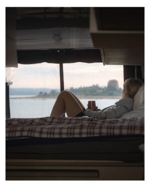 Dominic Arpin Instagram - Même si j’ai tourné trois saisons de Van Aventure et écrit un livre complet sur le sujet, j’ai l’impression de retomber en amour avec la vanlife chaque fois que je repars sur la route. Comme un couple qui continue d’enrichir et d’approfondir sa relation au fil des ans. 

C’est justement avec ma blonde que j’ai passé les deux dernières semaines dans le Maine à bord de notre @sherbeevan. Un voyage fabuleux qui a consolidé notre désir de voyager ensemble à travers l’Amérique au cours des prochaines années. 

Je reviens avec une carte mémoire remplie de photos et un carnet bourrés d’anecdotes.

Pendant que je fais le tri dans tout ça, voici quelques-uns des moments forts de ce roadtrip au pays du homard et des plages de sable blanc!

-Se stationner directement sur la rue qui borde l’océan à York et déjeuner en regardant les surfeurs rider les vagues. Home is where you park it, indeed!

-Dormir en respirant la brise de l’océan par la fenêtre de la van.

-Profiter des spots incroyables trouvés sur Harvest Host. Comme la fois où on a garé la Sherbee au milieu des pâturages de la ferme Martin’s Place de Gorham. En prime, être invité au tournoi de corn hole de nos hôtes.

-Rouler à travers les étroites rues d’un village de pêcheurs pour découvrir le port par un matin brumeux.

-Décider des repas du jour en fonction des petits marchés croisés sur notre route.

-Improviser un 5 à 7 vin et fromages dans le stationnement d’un phare particulièrement joli.

-Entendre le martèlement de la pluie sur le toit de la van alors qu’un orage se déchaine à l’extérieur.

-Prendre une douche après une journée à la plage ou une sortie de course à pied.

-Jaser avec des passants qui sont intrigués par la van et veulent y jeter un oeil. 

-Réussir à se garer dans le centre-ville de Boston pour profiter d’une nuit à l’hôtel et se payer un bon resto.

-Confirmer qu’investir dans Sherbee a été l’une des meilleures décisions de ma vie! 😁