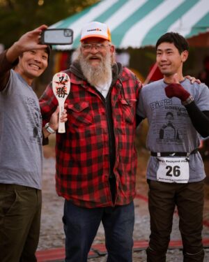 Dominic Arpin Instagram - Comme bien d’autres coureurs de trail, j’ai découvert Gary « Lazarus Lake » Cantrell sur YouTube, dans le documentaire viral Where Dreams Go To Die.

Avec sa barbe hirsute, sa veste de chasse et ses cigarettes qu’il fume à la chaîne, cet excentrique organisateur de courses d’endurance est devenu une véritable légende dans la communauté. 

Celui que l’on surnomme « the mad scientist » est passé maître dans l’art d’inventer des courses hors normes considérées comme les plus difficiles au monde.

Inutile d’ajouter que je suis un grand fan du personnage!

C’est donc excité comme un Swiftie qui assiste à son premier show de Taylor que j’ai eu la chance de le rencontrer chez lui au Tennessee. 

Je suis sur place pour documenter le championnat du monde de Backyard Ultra auquel participe le Québécois Éric Deshaies. On pourra voir ça dans la saison 2 des Crinqués.

Un backyard consiste à courir 6.7 km à chaque heure, de façon consécutive, jusqu’à l’abandon des participants. Il n’y a qu’un seul gagnant, celui ou celle qui tient encore debout à la fin! Le record est actuellement de 102 tours. Faites le calcul, c’est inhumain!

Si tout va bien la course qui a débuté ce matin à 7h devrait donc se terminer… jeudi prochain! 🤯

Le temps de faire encore pas mal de photos!!!