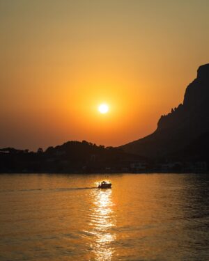 Dominic Arpin Instagram - En cette journée fade et monochrome, éditer mes photos de Kalymnos en Grèce me fait le même effet qu’une percée de soleil dans la grisaille! ☀️ Puisse cette publication vous apporter aussi un peu de couleurs et de chaleur dans votre journée! 

#kalymnos #kalymnosisland #kalymnosisland🇬🇷 #greece #grèce #lescrinqués