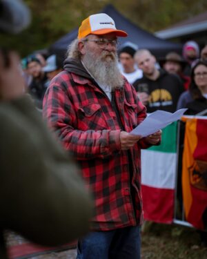 Dominic Arpin Instagram - Comme bien d’autres coureurs de trail, j’ai découvert Gary « Lazarus Lake » Cantrell sur YouTube, dans le documentaire viral Where Dreams Go To Die.

Avec sa barbe hirsute, sa veste de chasse et ses cigarettes qu’il fume à la chaîne, cet excentrique organisateur de courses d’endurance est devenu une véritable légende dans la communauté. 

Celui que l’on surnomme « the mad scientist » est passé maître dans l’art d’inventer des courses hors normes considérées comme les plus difficiles au monde.

Inutile d’ajouter que je suis un grand fan du personnage!

C’est donc excité comme un Swiftie qui assiste à son premier show de Taylor que j’ai eu la chance de le rencontrer chez lui au Tennessee. 

Je suis sur place pour documenter le championnat du monde de Backyard Ultra auquel participe le Québécois Éric Deshaies. On pourra voir ça dans la saison 2 des Crinqués.

Un backyard consiste à courir 6.7 km à chaque heure, de façon consécutive, jusqu’à l’abandon des participants. Il n’y a qu’un seul gagnant, celui ou celle qui tient encore debout à la fin! Le record est actuellement de 102 tours. Faites le calcul, c’est inhumain!

Si tout va bien la course qui a débuté ce matin à 7h devrait donc se terminer… jeudi prochain! 🤯

Le temps de faire encore pas mal de photos!!!