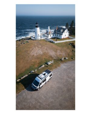 Dominic Arpin Instagram - Même si j’ai tourné trois saisons de Van Aventure et écrit un livre complet sur le sujet, j’ai l’impression de retomber en amour avec la vanlife chaque fois que je repars sur la route. Comme un couple qui continue d’enrichir et d’approfondir sa relation au fil des ans. 

C’est justement avec ma blonde que j’ai passé les deux dernières semaines dans le Maine à bord de notre @sherbeevan. Un voyage fabuleux qui a consolidé notre désir de voyager ensemble à travers l’Amérique au cours des prochaines années. 

Je reviens avec une carte mémoire remplie de photos et un carnet bourrés d’anecdotes.

Pendant que je fais le tri dans tout ça, voici quelques-uns des moments forts de ce roadtrip au pays du homard et des plages de sable blanc!

-Se stationner directement sur la rue qui borde l’océan à York et déjeuner en regardant les surfeurs rider les vagues. Home is where you park it, indeed!

-Dormir en respirant la brise de l’océan par la fenêtre de la van.

-Profiter des spots incroyables trouvés sur Harvest Host. Comme la fois où on a garé la Sherbee au milieu des pâturages de la ferme Martin’s Place de Gorham. En prime, être invité au tournoi de corn hole de nos hôtes.

-Rouler à travers les étroites rues d’un village de pêcheurs pour découvrir le port par un matin brumeux.

-Décider des repas du jour en fonction des petits marchés croisés sur notre route.

-Improviser un 5 à 7 vin et fromages dans le stationnement d’un phare particulièrement joli.

-Entendre le martèlement de la pluie sur le toit de la van alors qu’un orage se déchaine à l’extérieur.

-Prendre une douche après une journée à la plage ou une sortie de course à pied.

-Jaser avec des passants qui sont intrigués par la van et veulent y jeter un oeil. 

-Réussir à se garer dans le centre-ville de Boston pour profiter d’une nuit à l’hôtel et se payer un bon resto.

-Confirmer qu’investir dans Sherbee a été l’une des meilleures décisions de ma vie! 😁
